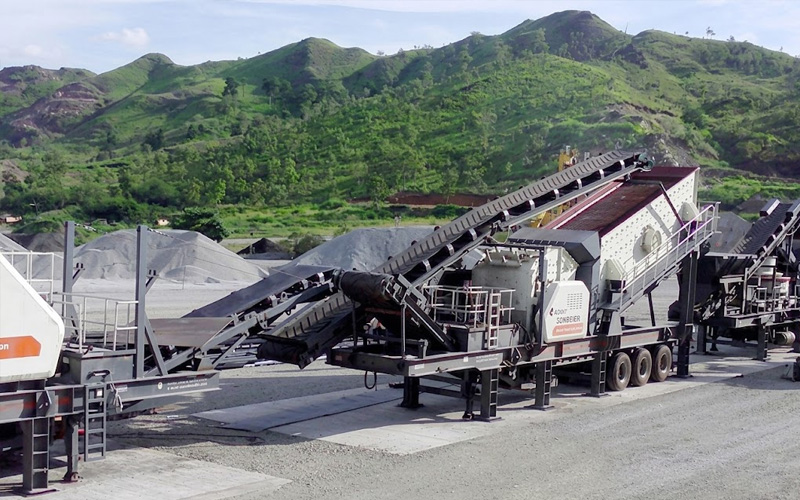 Mobile crusher suitable for small-scale mining